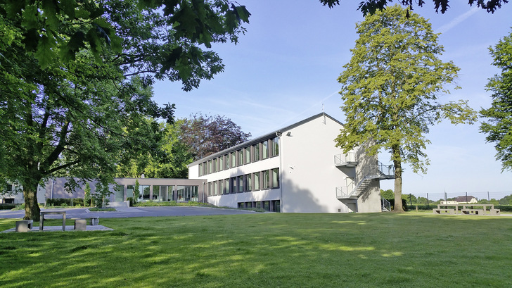 Von außen noch als ehemaliges Schulgebäude zu erkennen, überzeugt der umgebaute Unternehmenssitz innen durch Charme und Eleganz.