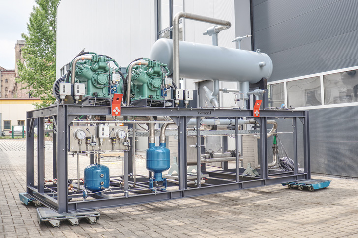 175 kW Ammoniak Kaltwassersatz mit Wärmerückgewinnung und Vorverdrahtung von compact Kältetechnik im Auslieferungszustand - © Bild: compact Kältetechnik
