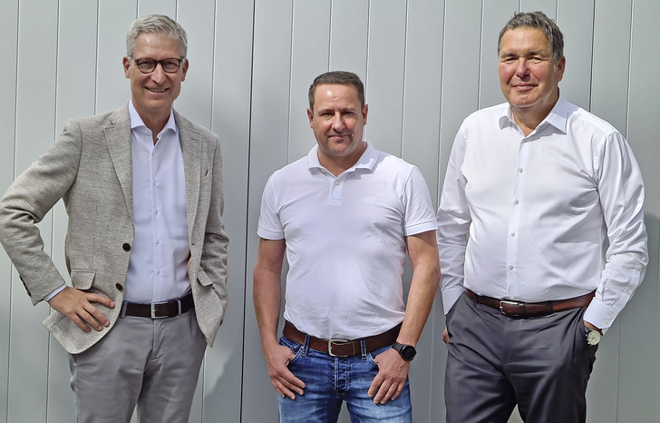 Konzmann-Geschäftsführer Thomas Endres und Mario Bittner (li. und re.) mit Boris Becker, Geschäftsführer der Trenker GmbH - © Bild: Konzmann
