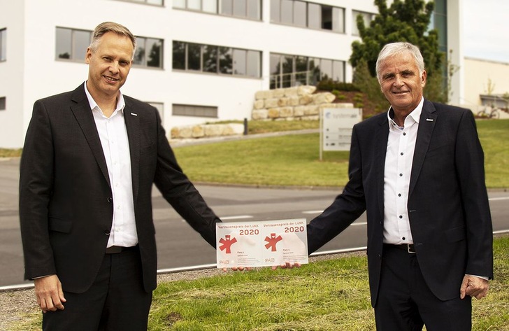 Die Geschäftsführer der Systemair GmbH Stefan Fischer (li.) und Kurt Maurer (re.) mit den Vertrauenspreisen der LüKK. - © Systemair
