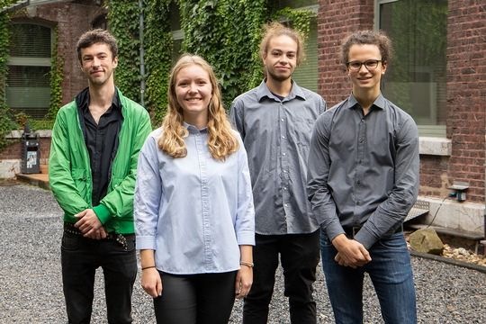 Die Gewinner der Semesterarbeit Future Heat Pump (v.r.) Mika Leßmann (1. Platz), Noah Schneider (2. Platz), Lisa Vonderhagen (3. Platz) und der Preis „Special Mention“ ging an Nick Eigel.