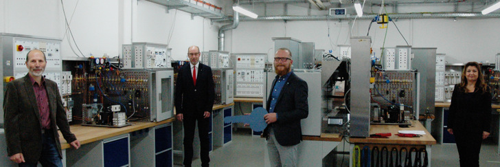 Übergabe des symbolischen Schlüssels für die neuen Arbeitsplätze im Kältelabor des BSZ Vogtland, Schulteil Reichenbach. Im Bild (v.l.): Ingolf Heinemann, Lehrer Kältetechnik, Oberstudiendirektor Tasso Börner, Schulleiter des BSZ Vogtland, Tobias Rochhausen, Geschäftsführer der Rochhausen Kältesysteme GmbH Scharfenstein und Yvonne Graupner, Fachleiterin Kältetechnik. 
