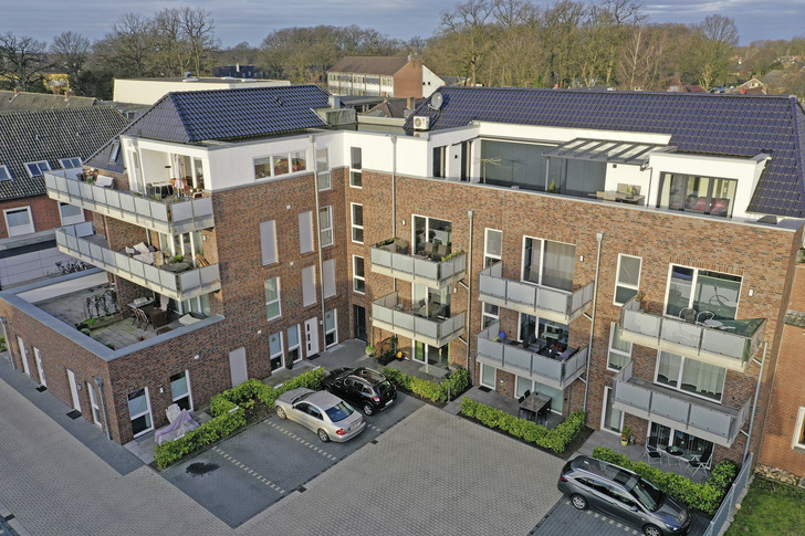 Der Wohnkomplex mit 19 Einheiten in Nordhorn ist ein Effizienzhaus nach KfW 40-Standard, im Wesentlichen dank Wärmepumpe. - © Bild: ait-deutschland
