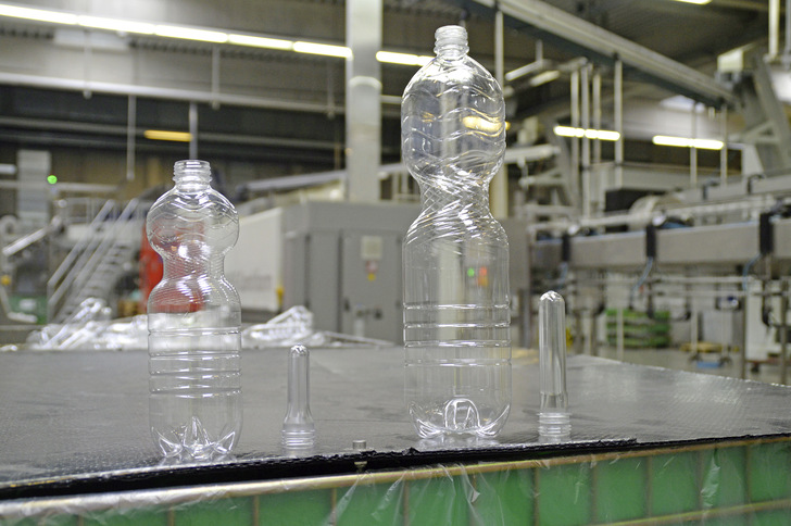 Aus diesen Preforms (jeweils rechts) entstehen in der Blashalle die bekannten PET-Flaschen für Mineralwasser und andere Erfrischungsgetränke. - © Bild: Yaskawa
