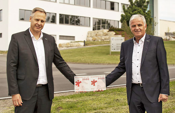 Die Geschäftsführer der Systemair GmbH Stefan Fischer (li.) und Kurt Maurer (re.) mit den Vertrauenspreisen der LüKK. - © Bild: Systemair
