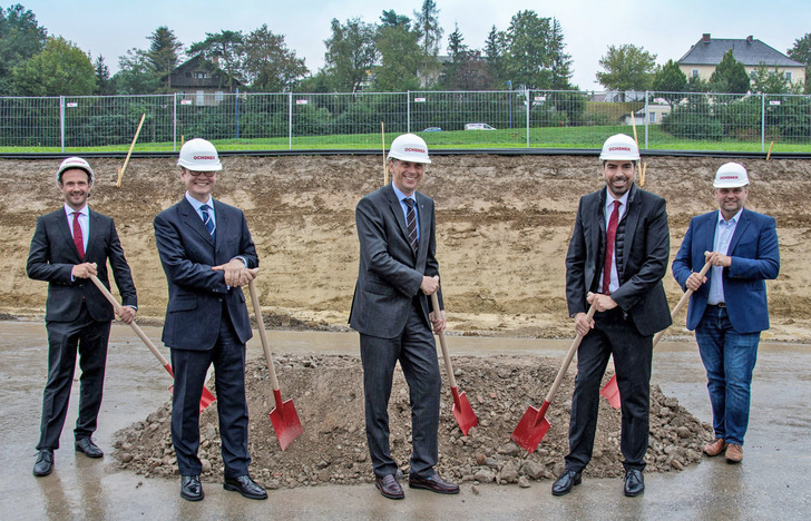 Spatenstich für den Ochsner-Neubau : V.l.n.r. Marco Schäfer, Geschäftsführer Ochsner; Mag. Christoph Neumayer, Generalsekretär Industriellenvereinigung; Jochen Danninger, Landesrat; Karl Ochsner, Geschäftsführender Gesellschafter Ochsner; Lukas Michlmayr, Bürgermeister Stadt Haag.