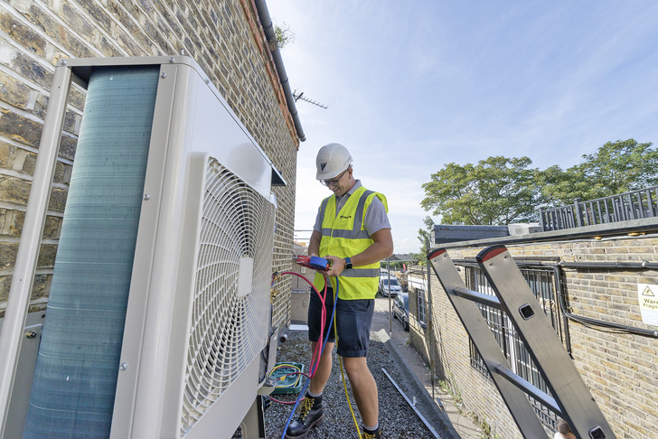 Regelmäßige Wartung durch qualifiziertes Fachpersonal senkt die Leckageraten bei Klimaanlagen deutlich. - © Bild: Daikin
