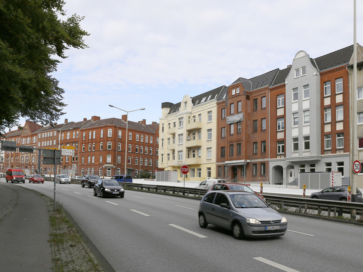 Sechs mobile Luftreiniger filtern die Schadstoffe aus der Luft entlang des Kieler Theodor-Heuss-Rings. 