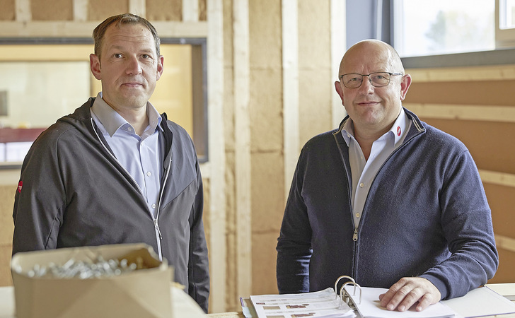 Peter Schelling und Martin Messerle (v. li.), Bereichsleiter Kundenbetreuung, auf der Baustelle am Firmensitz in Altach. - © Bild: TGS / Todorovic
