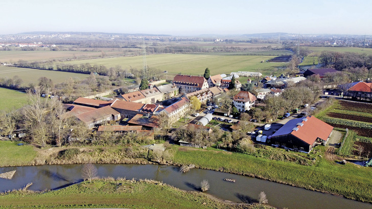 Am Stadtrand von Bad Vilbels liegt der Dottenfelderhof. Das Anwesen wurde 976 erstmals als Gutshof eines Klosters erwähnt und wird seit 1968 als biologisch-dynamischer Landbau nach Demeter-Richtlinien bewirtschaftet.