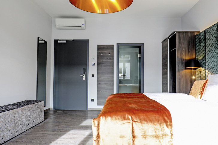 In jedem Zimmer kann die VRF-Anlage von Panasonic komfortabel mit der Gästefernbedienung geregelt werden.