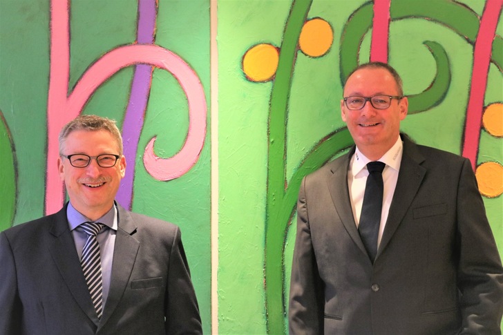 Dr.-Ing. Frank Uhlemann (li.) mit seinem Nachfolger Thomas Behr (re.) als Leiter des Sektors Kälte- und Gebäudeleittechnik. - © Eckelmann
