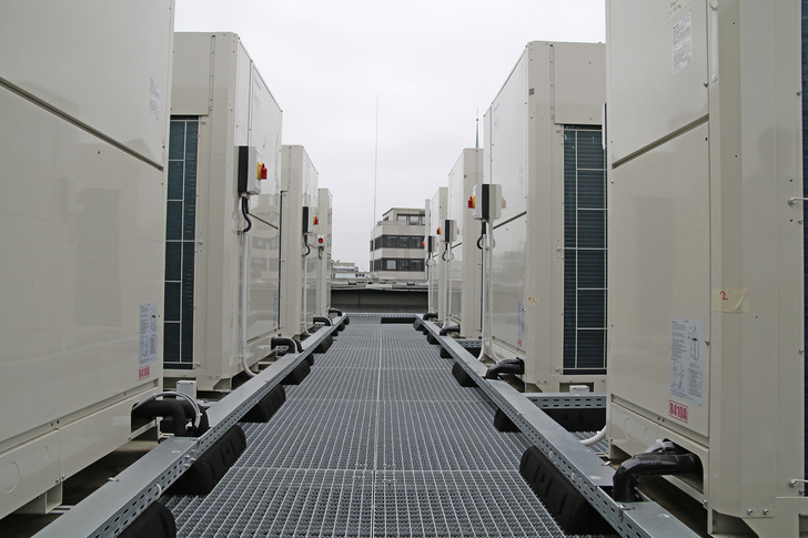 Das Kühlen und Heizen der Außenluft wird durch 4 x 56 kW eco-i-VRF-Systeme mit den jeweiligen DX-Kits realisiert. Die Außengeräte wurden auf dem Dach aufgestellt. - © Bild: Vogelsang
