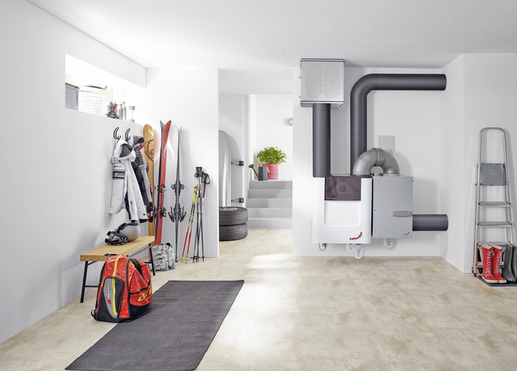 Die aktualisierte sogenannte „Lüftungsnorm“ DIN 1946-6 bezieht nun Weiterentwicklungen ein, sowohl in der Bauweise von Gebäuden als auch bei modernen Komfort-Lüftungsgeräten.