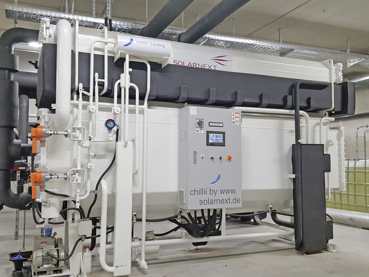 Im Quartier Bahnhof Nord in Rosenheim installierte Absorptionskälteanlage „chillii® Cooling Kit“ der SolarNext AG