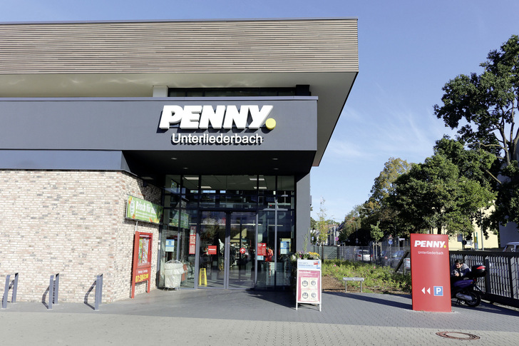 Typisch für einen Discounter, war der ursprüngliche Markt in Unterliederbach in einen Wohnblock integriert. 25 Jahre später wurde er um ein neues Gebäude in 500 Metern Entfernung erweitert.