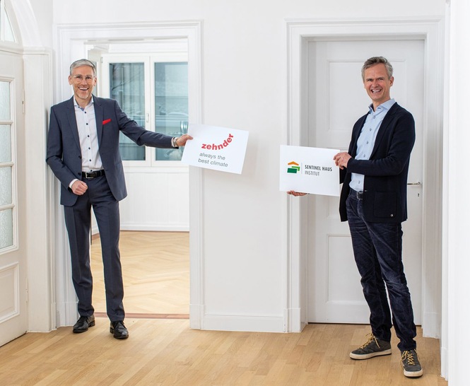 v.li: Heiko Braun, Geschäftsführer Zehnder Deutschland, und Peter Bachmann, Geschäftsführer Sentinel Haus Institut, freuen sich auf ihre Zusammenarbeit.