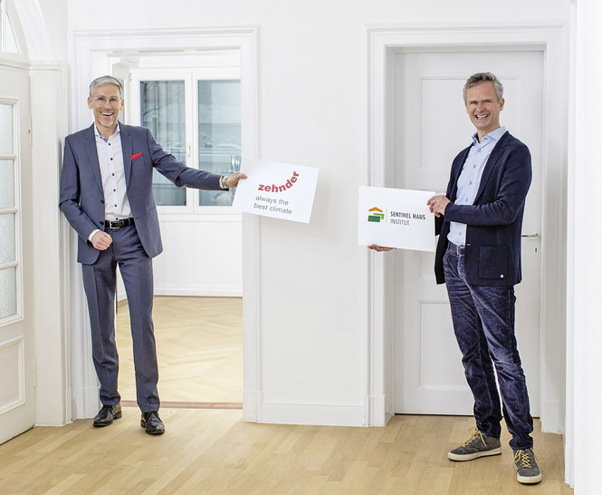 v. li: Heiko Braun, Geschäftsführer Zehnder Deutschland, und Peter Bachmann, Geschäftsführer Sentinel Haus Institut - © Bild: SHI GmbH, Freiburg/ Britt Schilling
