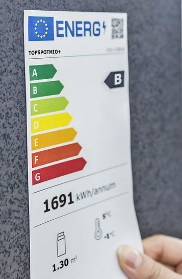 Ab 1. März 2021 wird bei Kühltheken und Kühlmöbeln der Energieverbrauch dargestellt, hier mit B.