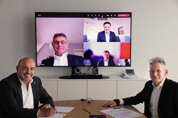 Beijer Ref und Bitzer unterzeichneten einen neuen Dreijahresvertrag. Von links: Gianni Parlanti (Bitzer Vorstandsmitglied und Chief Sales and Marketing Officer), Robert Schweig (Beijer Ref CSCO und Executive Vice President), Simon Karlin (Beijer Ref COO und Executive Vice President), Per Bertland (Beijer Ref CEO und President Beijer Ref AB) und Erik Bucher (Bitzer Director Sales Refrigeration).