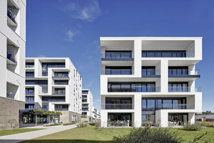 Auf diesen Balkonen ist genügend Platz für Wohnraum-Lüftungsgeräte. - © Bild: Sacker Architekten
