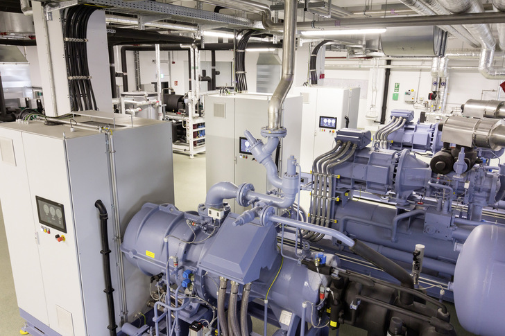 Die Kältemaschine BluQ von GEA mit den halbhermetischen Kompakt-Schraubenkompressoren CompaX für Ammoniak ist bei der Wolf Butterback KG erfolgreich im Einsatz.