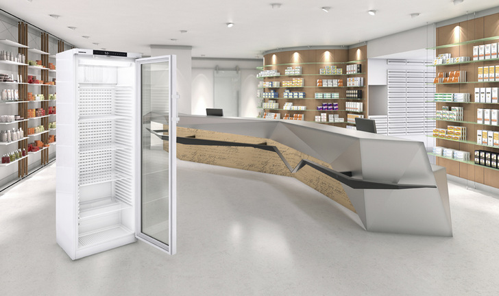 In solchen Medikamentenkühlgeräten lagern hochwertige Präparate und empfindliche Medikamente jederzeit sicher. Optische und akustische Alarmsysteme warnen bei Temperaturabweichungen.