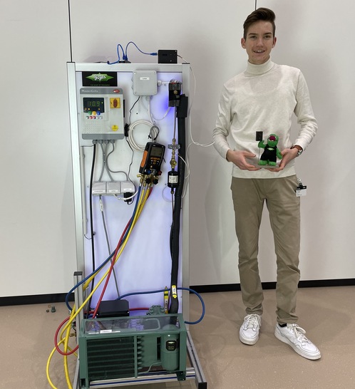 Florian Stupp neben seinem Testaufbau in der Schaufler Academy.