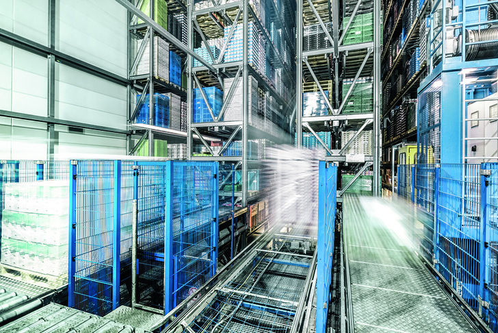 Für das Hochregallager der Elsdorfer Molkerei mit Paletten voll verderblicher Ware ist die Betriebssicherheit der Lüftungsanlage ein zentraler Punkt.