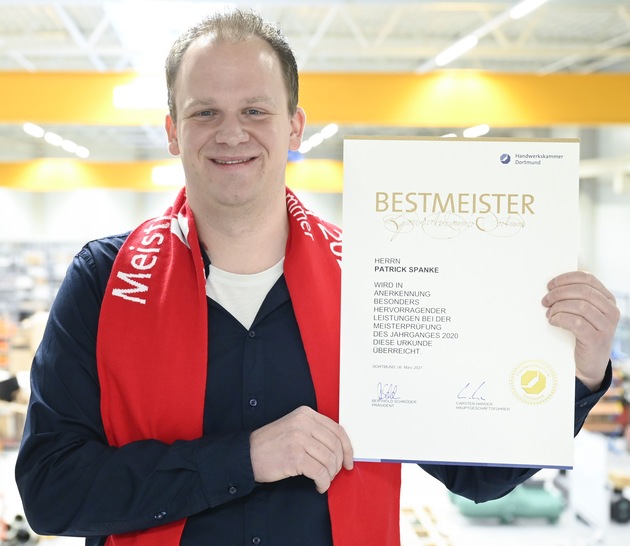Patrick Spanke präsentiert seine "Bestmeister"-Urkunde.