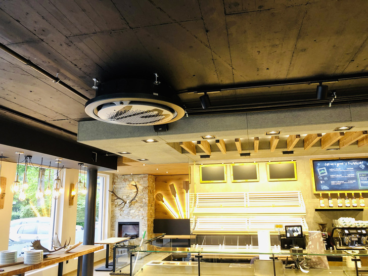 Ein Platz zum Verweilen. Optimales Raumklima dank 360° Round Airflow Deckenkassetten mit Wind-Free™ Technologie von Samsung.