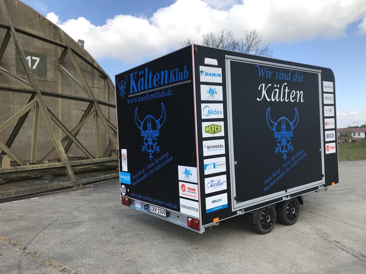 Wir haben den Anhänger am Flugfeld in Lahr in Position gebracht.