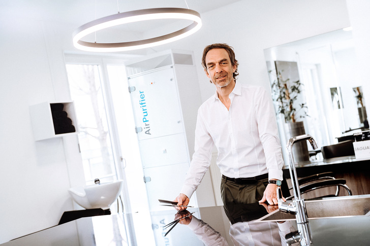 Inhaber Robert Rettich freut sich, dass er seinen Friseursalon wieder öffnen konnte. Der neue Wolf AirPurifier ergänzt das bereits bestehende Hygienekonzept und macht dieses nun auch „physisch begreifbar“.