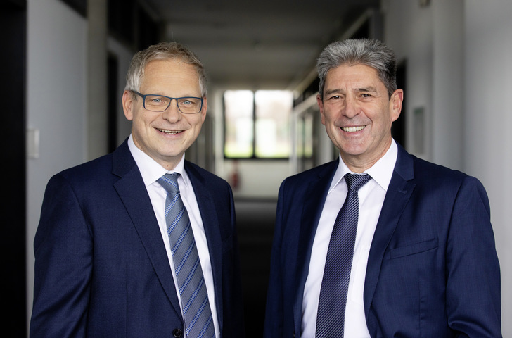 Wolfgang Eggerl und Bernd Schweitzer führen das Unternehmen. - © Bild: Schweizer-Chemie
