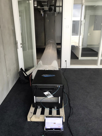 Bei der ersten Dichtheitsprüfung eines neu erstellen Luftleitungssystems wurden so hohe Undichtigkeiten festgestellt, dass nur die Dichtheitsklasse A erzielt werden konnte. Um die für das gesamte System geforderte Dichtheitsklasse C zu erreichen, erfolgte anschließend eine Abdichtung mit dem Aeroseal-Verfahren.