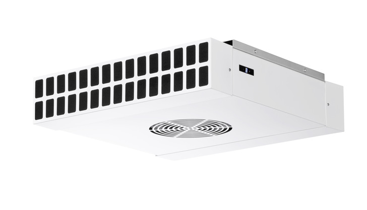 Das auf Plasmabasis arbeitende Luftreinigungsgerät Cleanair Sky von Oxytec eignet sich für 25 bis 56 m² große Räume und kann 150 bis 600 m³/h Luft umwälzen. Die Leistungsaufnahme liegt bei 21 bis 75 W, die Geräuschentwicklung bei 28 bis 47 dB.