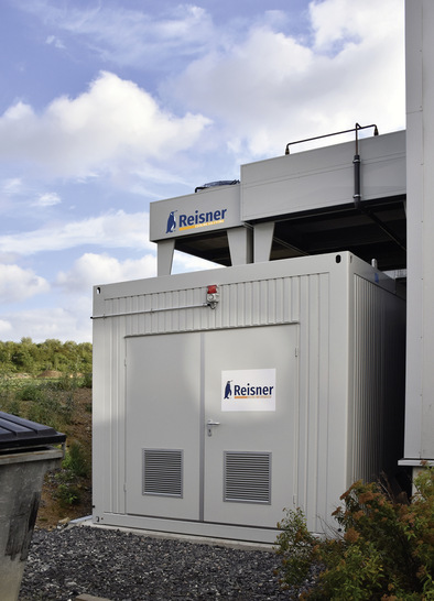 Containerkühlanlage neben der Halle, Trockenkühler auf dem Dach: Die Kälte-Erweiterung bietet eine besonders „aufgeräumte“ Lösung.