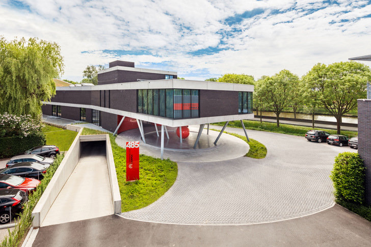 Der Neubau des Bürogebäudes der Marketingagentur Claerhout im belgischen Gent besticht durch sein flexibles Raumkonzept und die offene Architektur. - © Bild: Studio Claerhout
