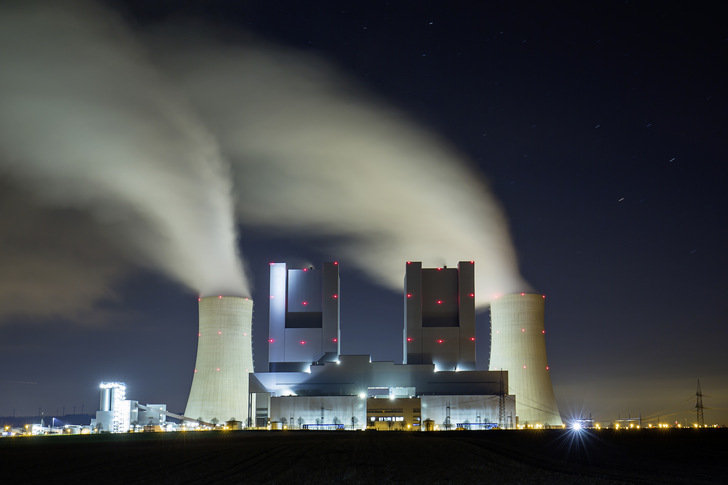 Bild 1: Aktuell sind in Deutschland noch 74 Kohlekraftwerke in Betrieb, die mehrheitlich Strom und Wärme auskoppeln. Durch den Ausstiegsbeschluss der Bundesregierung entsteht eine Wärmelücke, die zum Teil mittels Großwärmepumpen geschlossen werden soll. - © Bild: rclassenlayouts / iStock / Getty Images Plus
