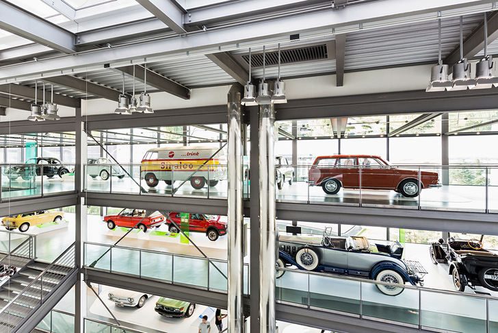 Das ZeitHaus inmitten der Autostadt in Wolfsburg. Was sich außen durch die gläserne Front schon erahnen lässt, lässt sich innen auf fünf Etagen Ausstellungsfläche genauer erkunden: Young- und Oldtimer, die die Herzen von Automobilliebhabern schneller schlagen lassen.