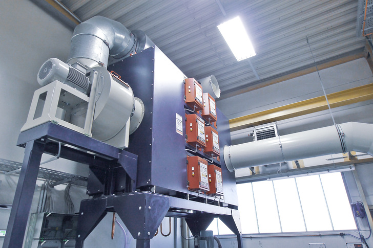 An der Portalfräsmaschine kommt ein Elektrofilter MS 12ELB215 von ILT mit externem Ventilator und einer effektiven Absaugleistung von 13.000 m³/h zum Einsatz.