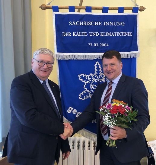 Tilo Neumann (re.) folgt Wilfried Otto (li.) als Obermeister der Sächsische Innung der Kälte- und Klimatechnik.