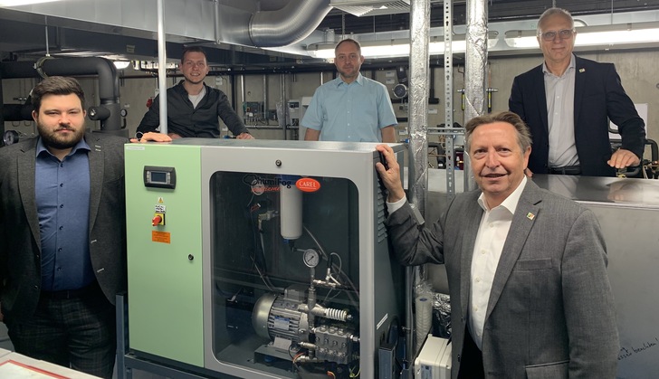 Bei der Übergabe der fertiggestellten Klimaanlage mit adiabatischer Kühlung waren neben Felix Cvecko, Markus Müller, Stefan Grünewald und Torben Meins auch der Schulleiter Hartmut Bieber und der zuständige Abteilungsleiter Rainer Flach anwesend.