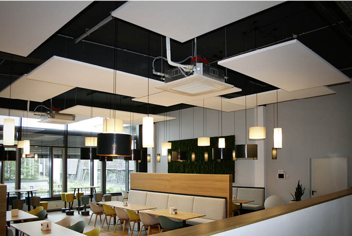 Die Kantine wird von großen FDT56KXZE1 Deckenkassetten von Mitsubishi Heavy Industries klimatisiert.