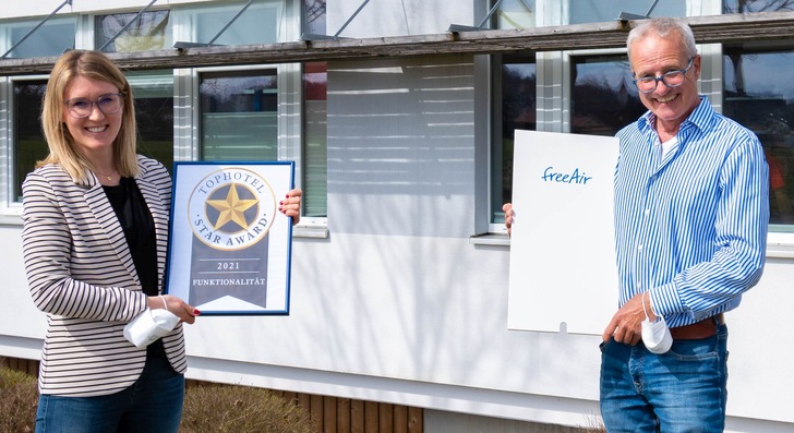 Bernhard Martin und Lena Volk freuen sich über den Tophotel Star Award für das freeAir Lüftungssystem. - © bluMartin
