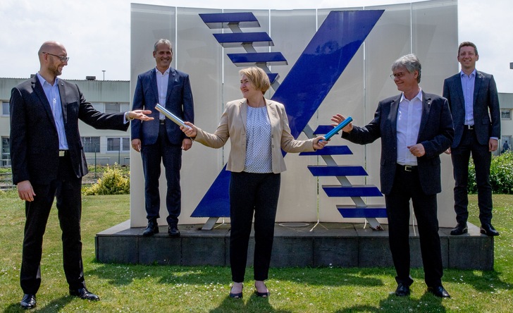 Christine Roßkothen, bislang Leiterin Corporate Marketing bei TROX, übergibt den Staffelstab an Martin Müntjes (li.) und Michael Buschmann (re.). - © Trox
