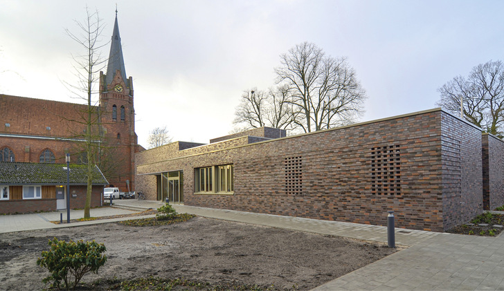 Das neue Gemeinde­zentrum bietet Platz für die Servicebüros der Bremer Gemeinden St. Georg, St. Lukas und Dietrich Bonhoeffer sowie einen großen Gemeindesaal. - © Bild: Brötje
