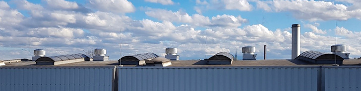 Firstaufbau einer Industriehalle mit Ventilatoren EcoPower 900.