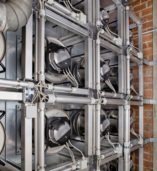 Ein FanGrid mit 16 Radialventilatoren von ebm-papst ersetzt den defekten alten Ventilator in der zentralen Lüftungsanlage des Shopping­centers in Neckarsulm bei Heilbronn. - © Bild: ebm-papst / Gerber
