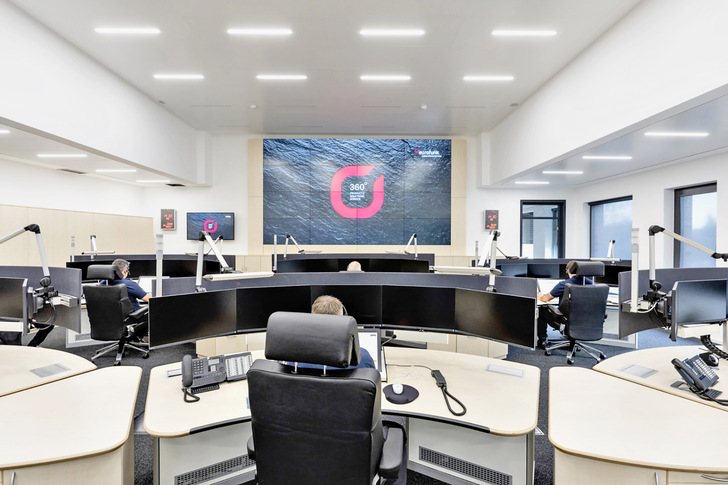 Im 24 h-Leitstellenbereich der Feuer- und Rettungswache erfolgt die Wärmeabfuhr über ein Kühldeckensystem.